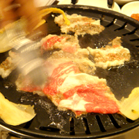 霜降り牛のヒレ肉（キムチ付）キムチも一緒に焼いてキムチに包んで食べます。